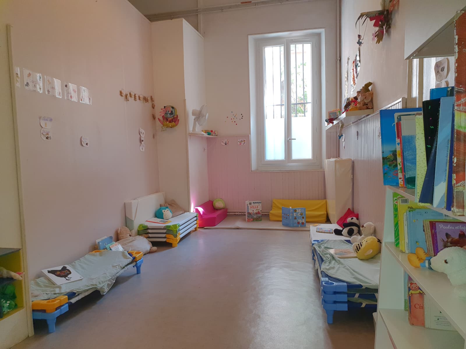 L'atelier conte : coin lecture et imaginier transformable en dortoir
