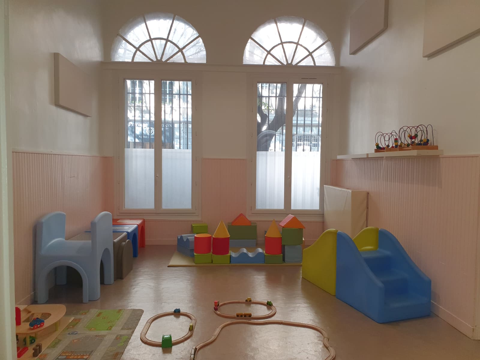 Le petit gymnase : salle d'activités motrices avec parcours et tapis