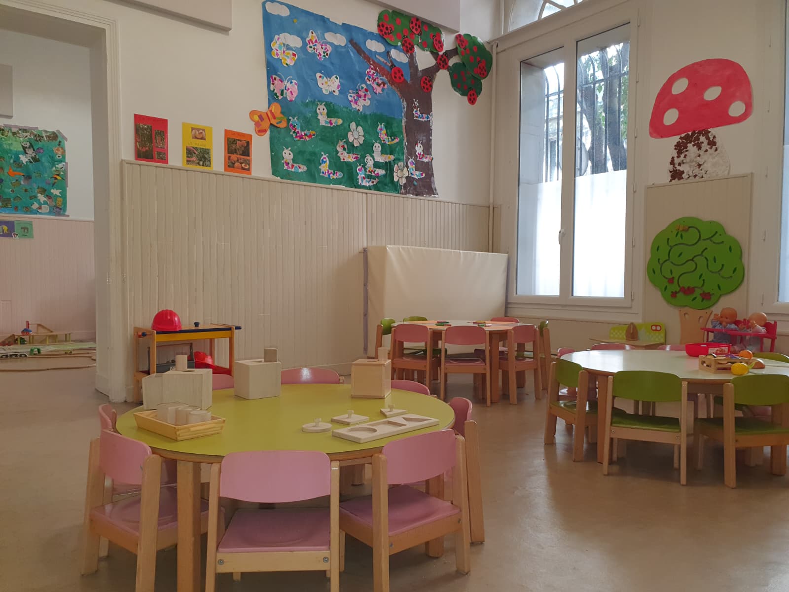 Le coin repas et de vie pratique de l'atelier multi-activité à la crèche L'Atelier Berlingot