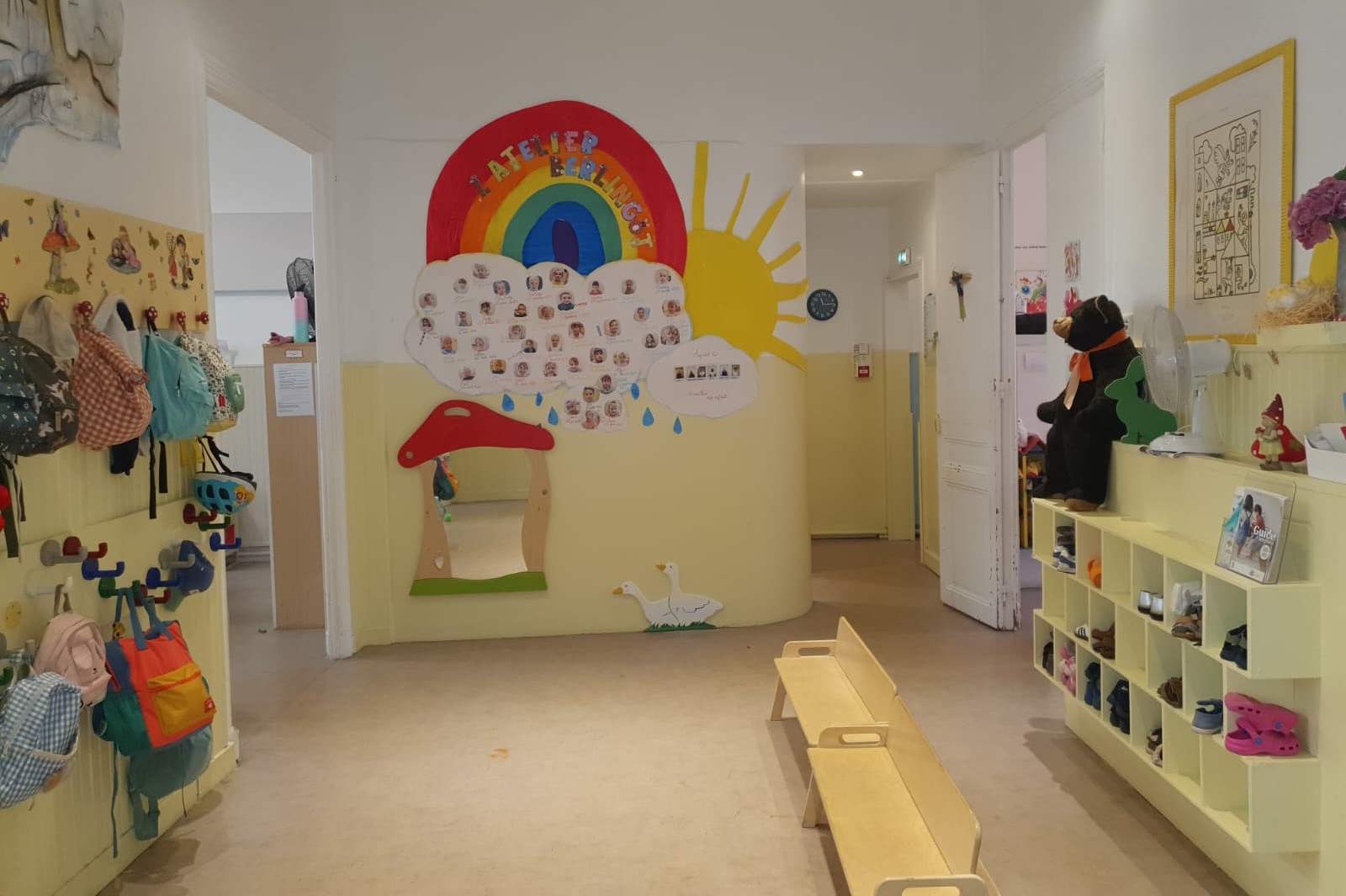 L'espace d'accueil et les portes-manteaux des enfants